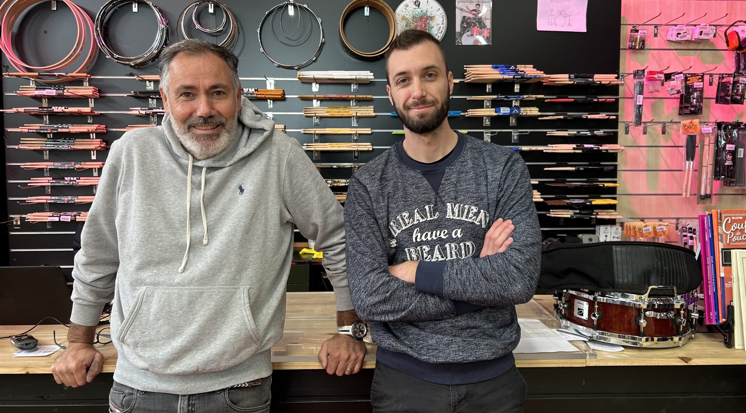 Francisco et Dimitri, deux vendeurs amoureux de la musique 