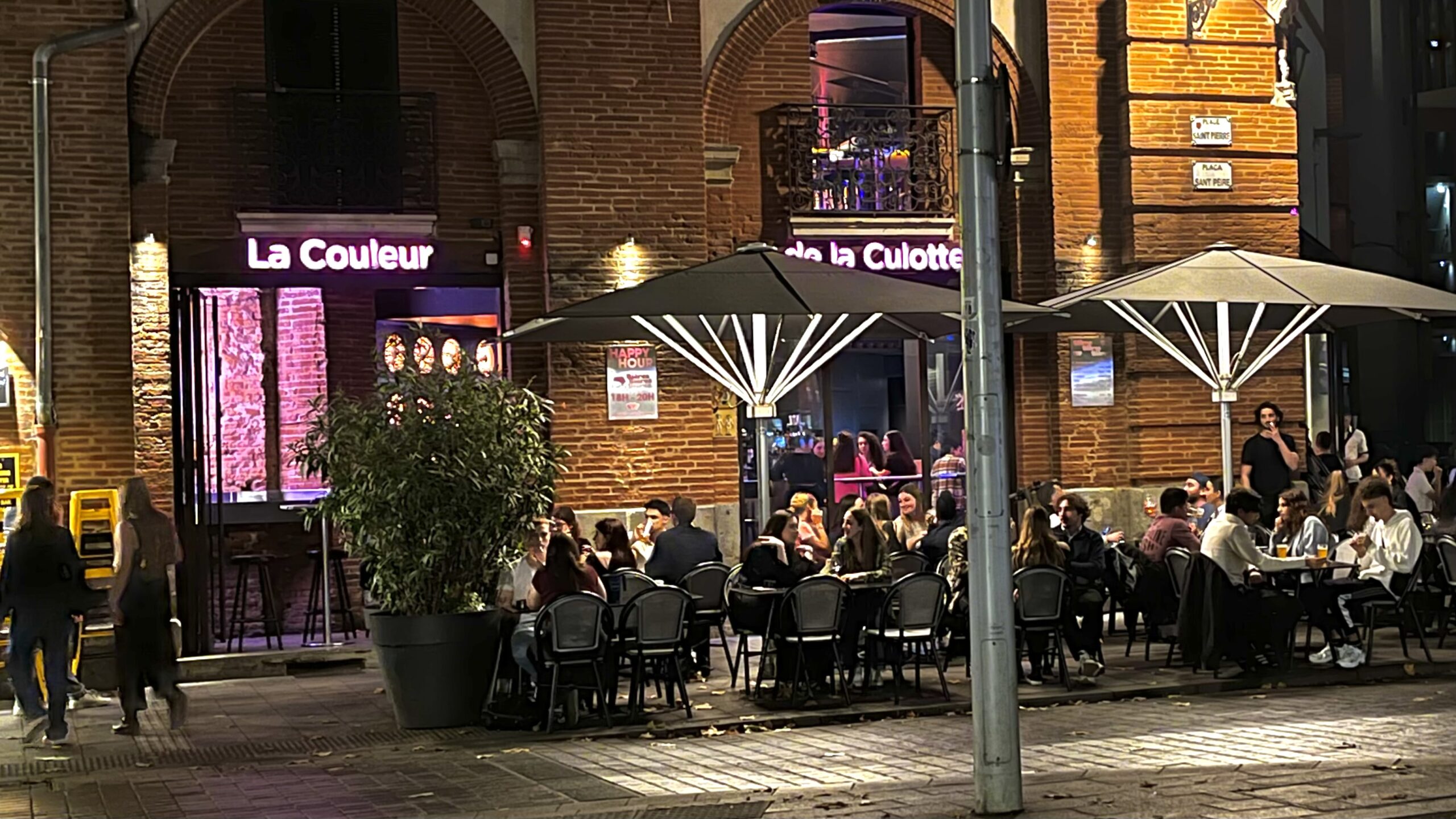 “La Couleur de la Culotte”, l'un des principaux bars de la place, bien animé vendredi 18 octobre.