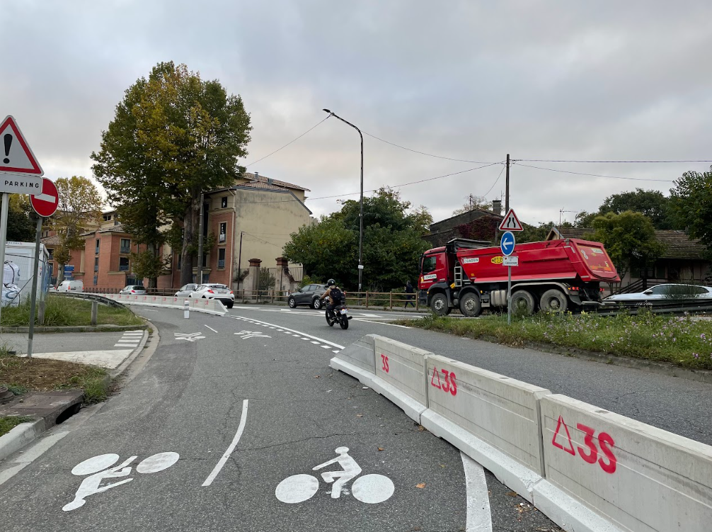 En arrivant aux Pont-Jumeaux, une piste cyclable remplace une voie de circulation