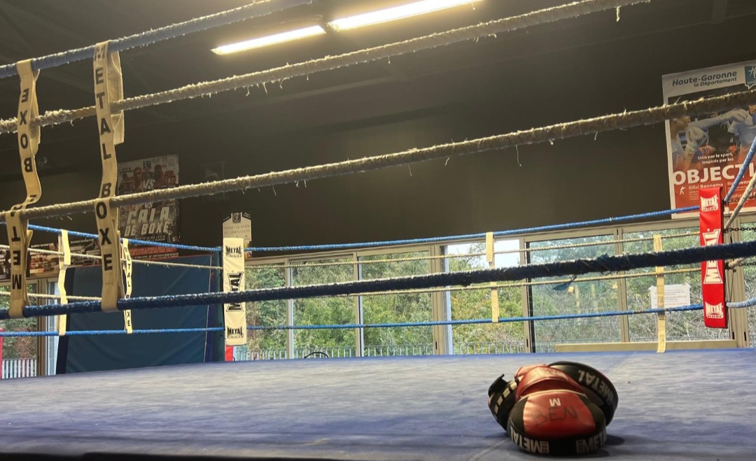 Vue du ring du Boxing Club de Blagnac, où les boxeurs locaux, amateurs et professionnels, s’entraînent au quotidien.