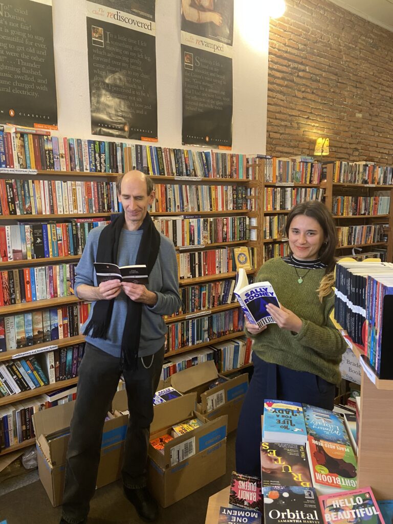 Anne Clerbout et Jeremy Moore dans le cadre de leur fonction.