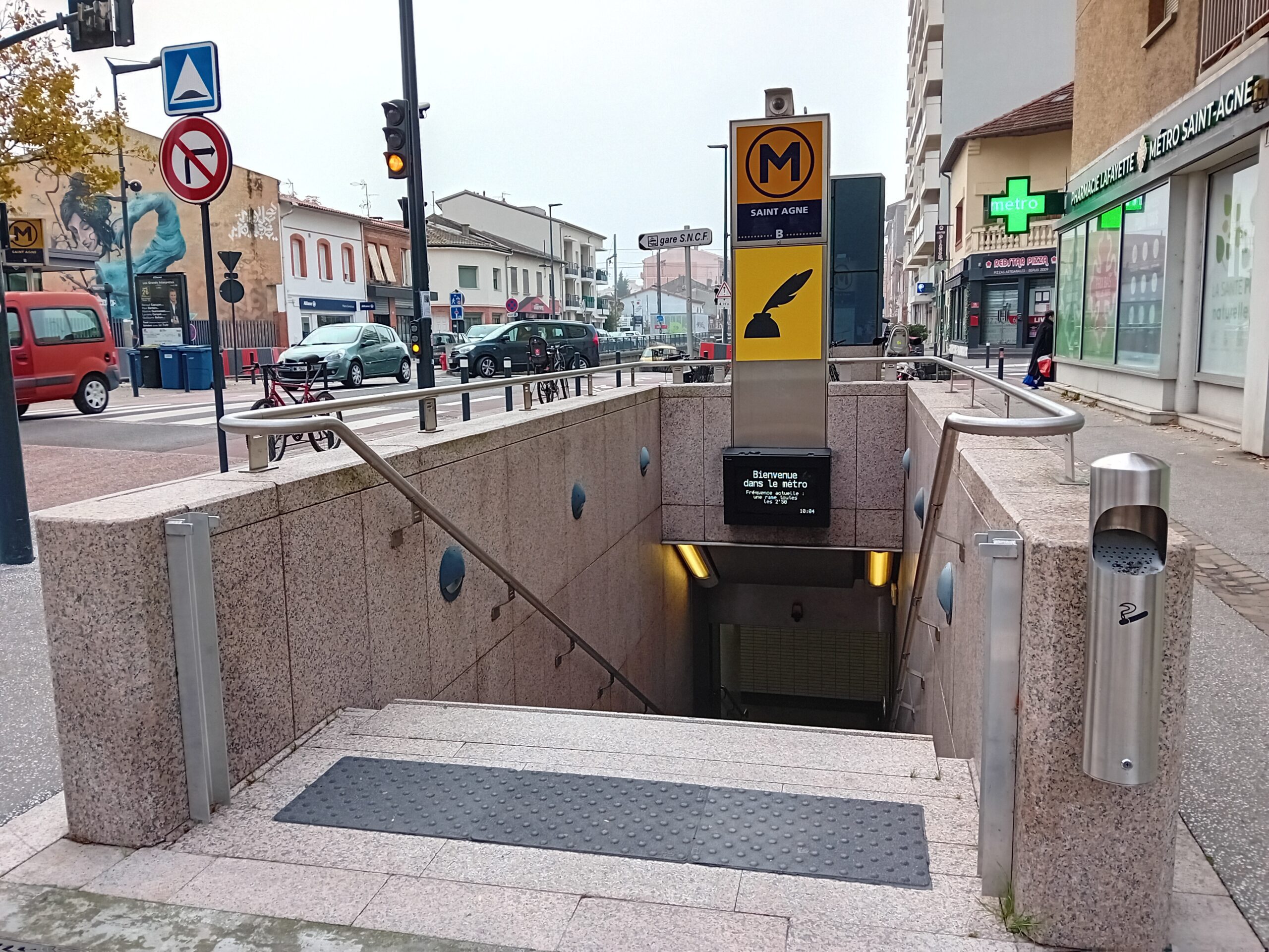 Devant la station fraîchement rouverte de Saint-Agne, les usagers reprennent peu à peu leurs habitudes après un mois de fermeture.