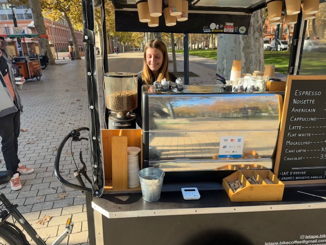 Marion du BikeCoffee L'étape, qui fait un café.