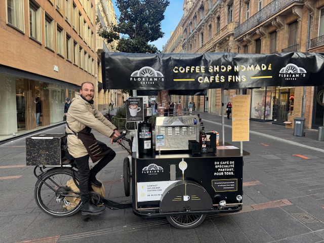 Florian's Coffee et son vélo cargo conçu par son entreprise Florian's Bike.