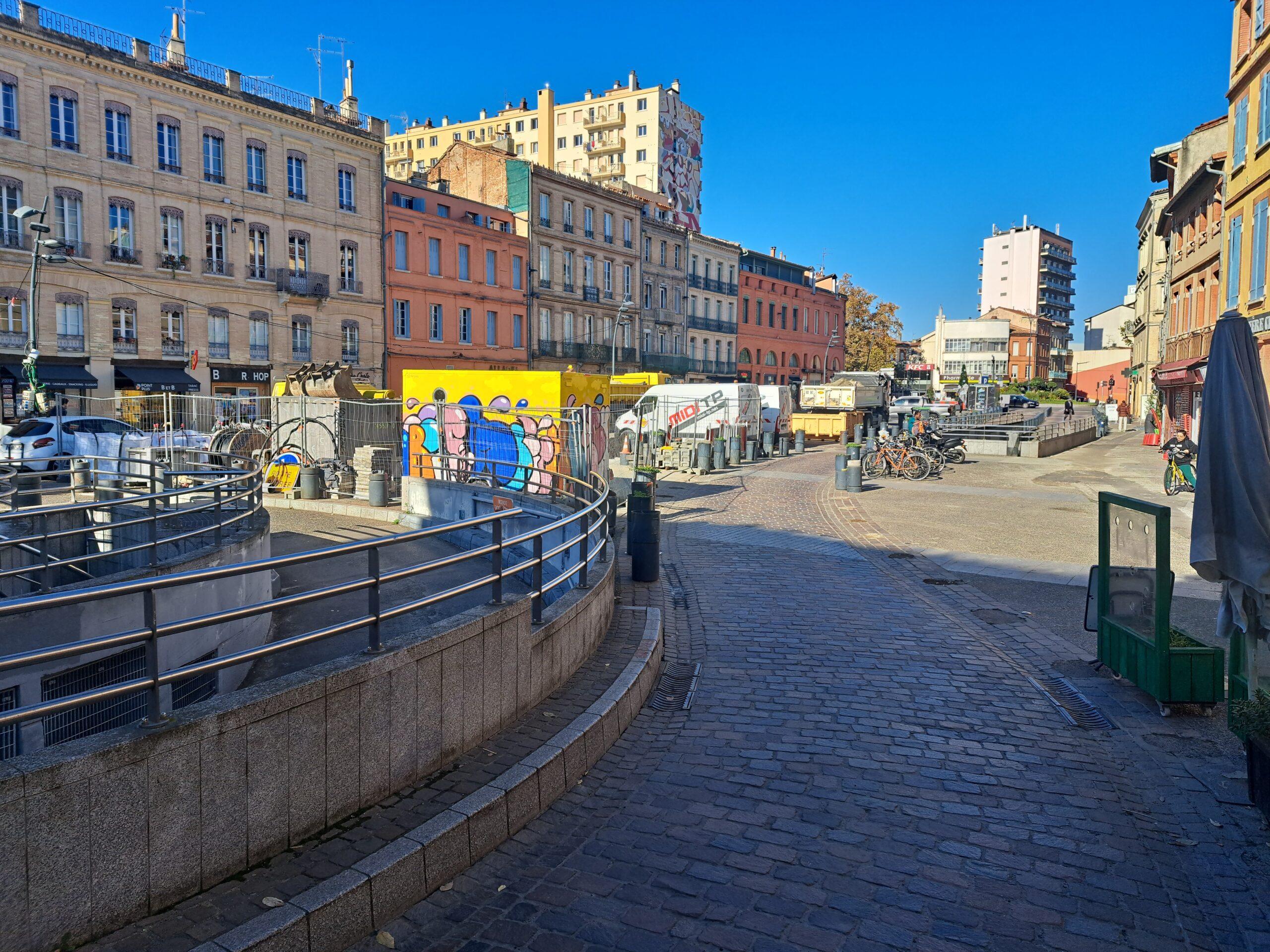 Place centrale du quartier d'Arnaud Bernard à Toulouse. Centre de la réhabilitation de la zone.