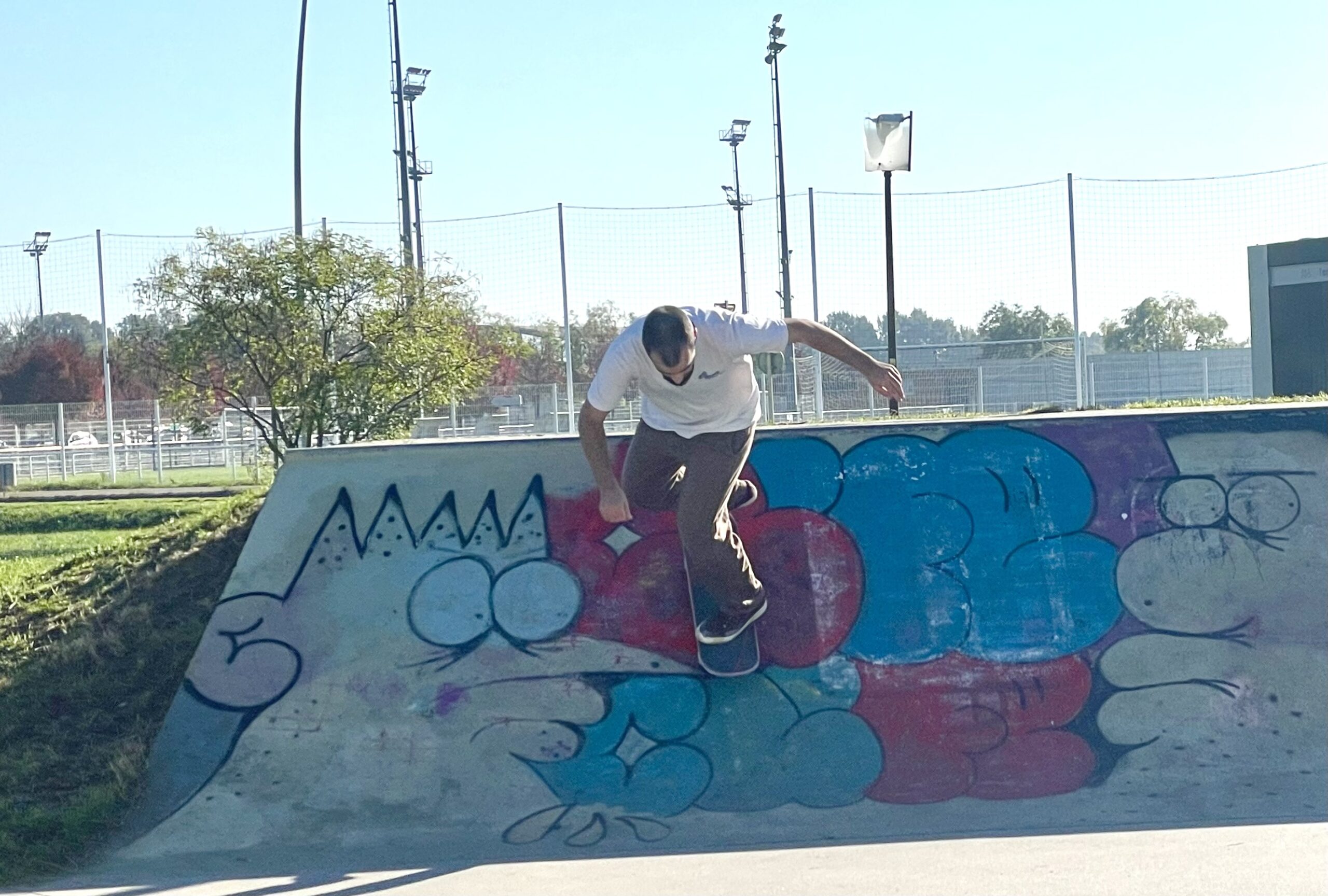 Bastien, un skater expérimenté, sur le skatepark de Blagnac.