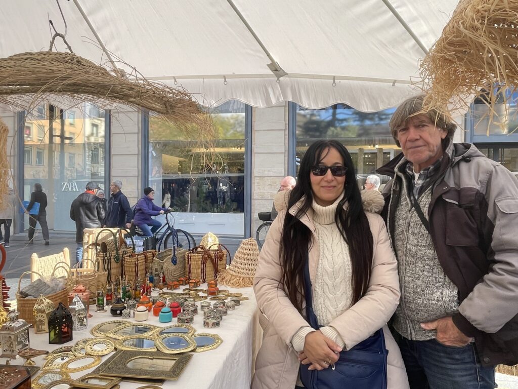 Ibtissam (à gauche) et Bernard Rouquisse ( à droite) auprès de leur stand d'objets qui vient du Maroc.  
