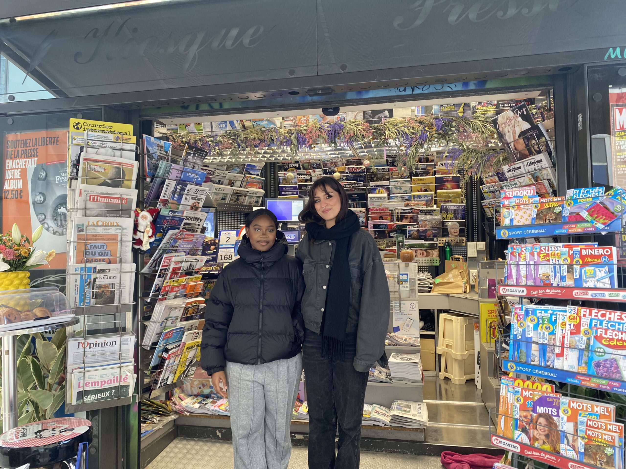 Valentina et Divine devant le kiosque La Fontaine