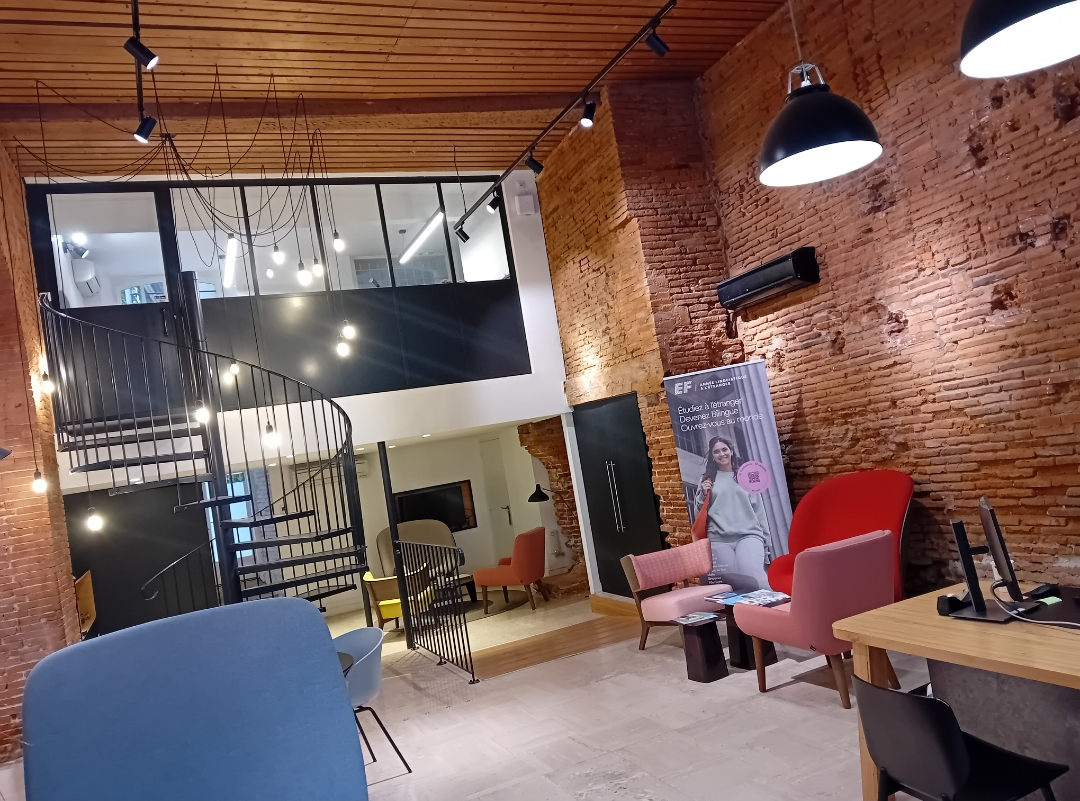 Vue d’ensemble des bureaux : Les bureaux d’EF Toulouse, un espace dédié à l’accompagnement.