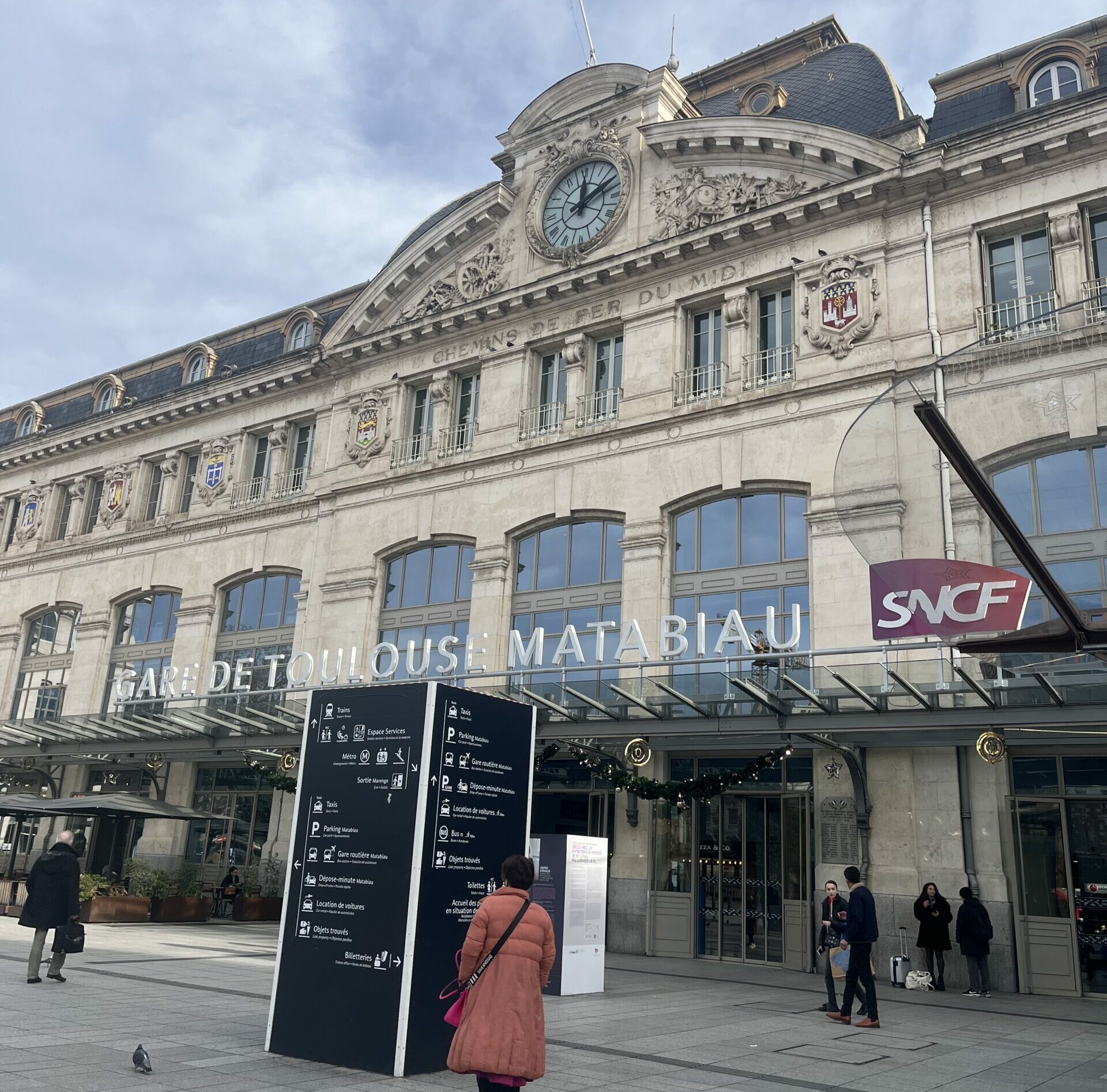 Malgré l'inflation des prix des billets, la gare de Toulouse Matabiau connaît toujours la foule.